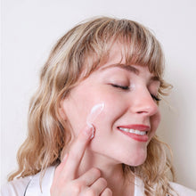 Load image into Gallery viewer, Retinol Night Cream With Aloe With Model #5